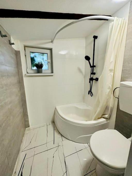 2-Room Cozy Retreat Near City Center Bükreş Dış mekan fotoğraf